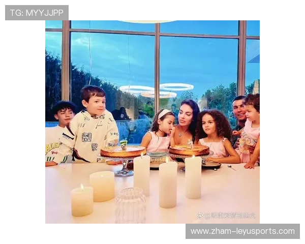 C罗携全家度假照片引爆热搜,c罗一家